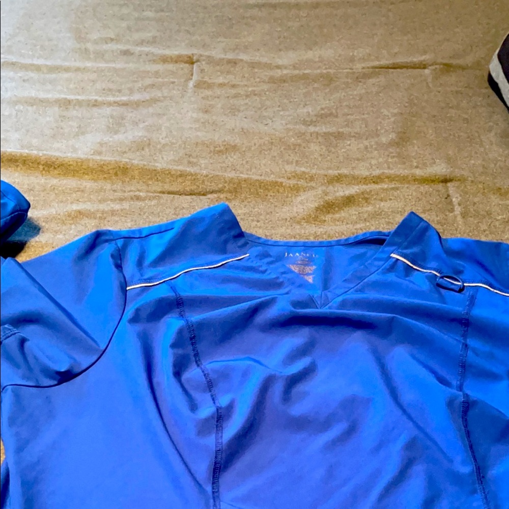 Jaanuu size 3x scrub top royal blue ( color not well captured in photos )